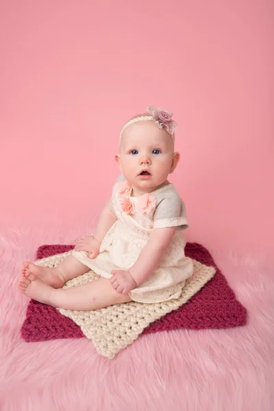 Bebê sentado marco — Fotografia de Stock
