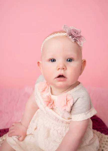 Baby vergadering mijlpaal — Stockfoto