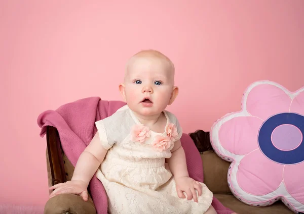 Baby sitzt auf Couch — Stockfoto