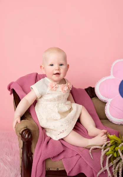 Kanepede oturan bebek — Stok fotoğraf