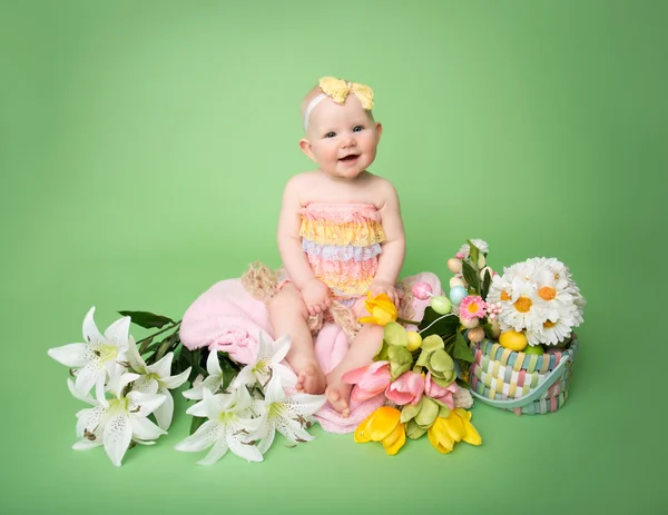 Baby-Osterkostüm mit Eiern und Blumen — Stockfoto