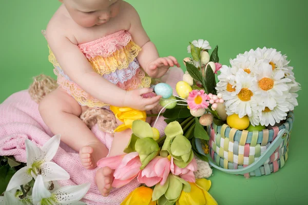 Baby in Pasen Outfit, viering van Pasen — Stockfoto