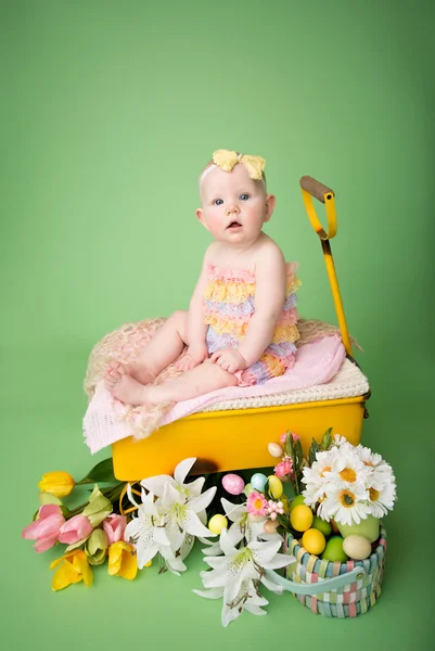 Yumurta ve çiçekler ile bebek Paskalya kıyafeti - Stok İmaj
