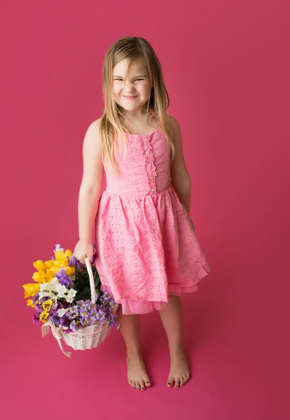 Chica con flores de primavera —  Fotos de Stock