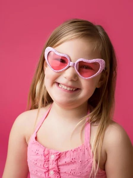 Ευτυχισμένος χαμογελαστό κορίτσι με τα γυαλιά καρδιά — Φωτογραφία Αρχείου