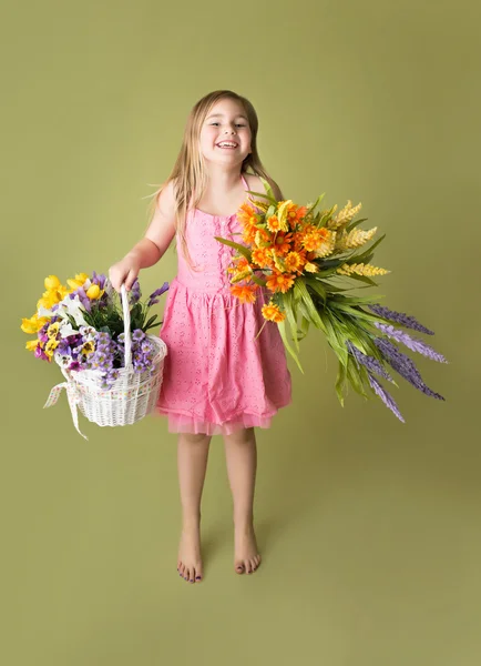 Dívka s květy na jaře — Stock fotografie