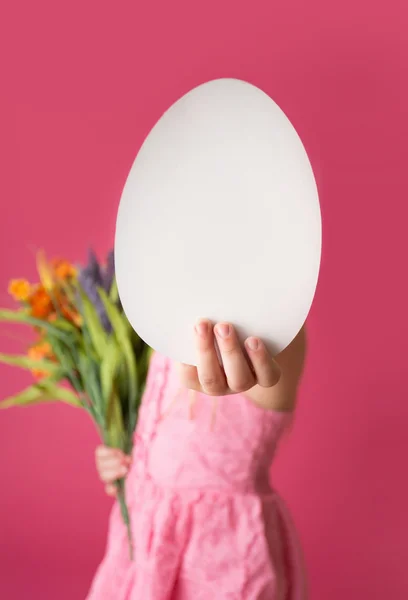 Dívka s obrazci prázdné velikonoční vajíčko Stock Fotografie