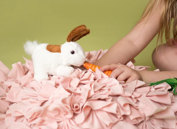 Fille nourrir des carottes au lapin de Pâques Images De Stock Libres De Droits