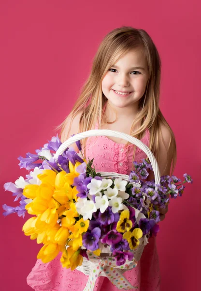 Κορίτσι με ανοιξιάτικα λουλούδια — Φωτογραφία Αρχείου