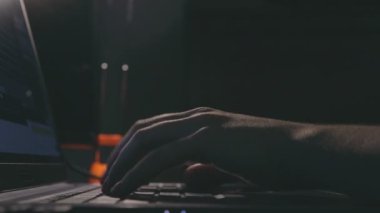 Nazik eller klavye tuşlarına basıyor. Gece geç saatlerde bilgisayarda yavaş çekimde sahte daktilo yazıyor.