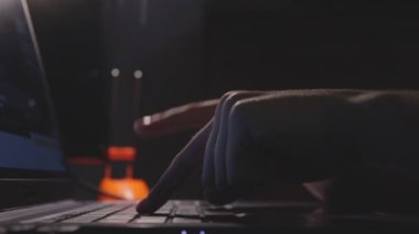 Gece geç saatlerde bilgisayardaki rastgele klavye tuşlarına basan parmakları yavaş çekimde kapat