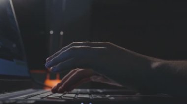 Gecenin geç saatlerinde bilgisayarda rastgele dizüstü bilgisayarın tuşlarına basarak parmaklarınızı kapatın.