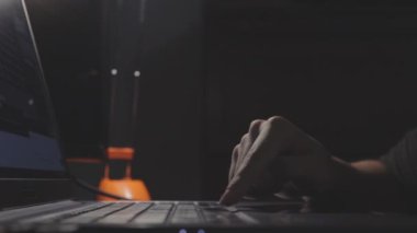 Yavaş çekimde çözünmüş. Nazik parmakla kapat. Laptop bilgisayarındaki klavye tuşlarına dikkatlice bas.