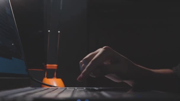 关门慢镜头温文尔雅的女性手指按下笔记本电脑键盘进入黑暗房间的按钮 — 图库视频影像