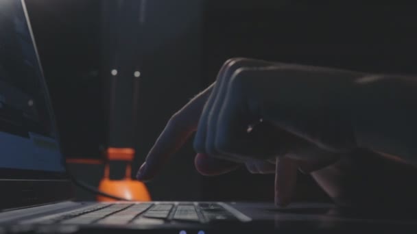 Mãos Femininas Suaves Fingem Digitar Nos Botões Teclado Laptop Sala — Vídeo de Stock