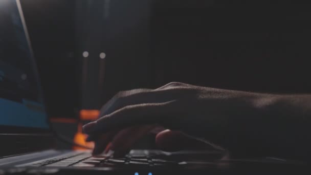 女性の手は夜更かしの遅い動きでノートパソコンのキーボードを高速入力するふりをする — ストック動画