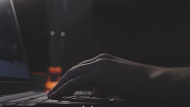 在漆黑的房间里 温文尔雅的女性手在电脑键盘上假装打字 动作缓慢 — 图库视频影像