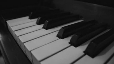 Tek renkli eski piyano klavyesini yakından çek. siyah ve beyaz müzik aleti