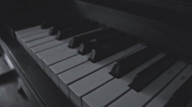 Büyük piyano klavyesinin detayları. monokrom müzik enstrümanında yakın görünüm