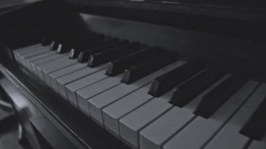 Eski moda Grand piano klavyesinin ayrıntılı olarak kapatılması siyah ve beyaz monokrom