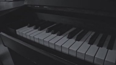 Siyah beyaz klasik piyano klavyesi. tek renkli müzik enstrümanı