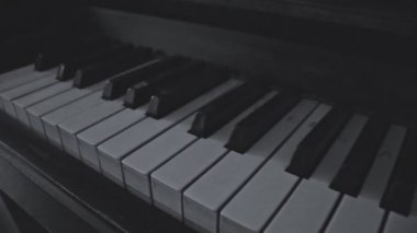 Eski kuyruklu piyano klavyesinin detayları. siyah beyaz monokrom klasik müzik enstrümanı