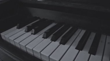 Siyah beyaz eski bir Grand piano. müzik enstrümanı klavyenin monokrom ayrıntıları