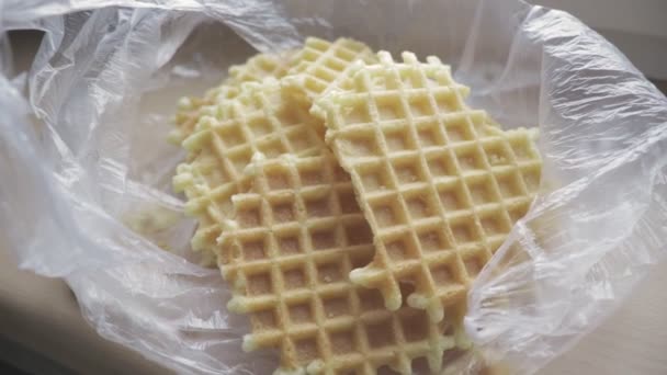 Waffles Deliciosos Saco Plástico Transparente Perto Lanche Crocante Comida Saborosa — Vídeo de Stock