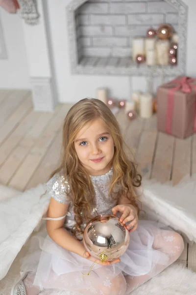 Menina Bonito Com Cabelo Loiro Com Asas Anjo Estúdio Lado — Fotografia de Stock