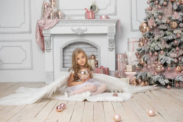 Menina Bonito Com Cabelo Loiro Com Asas Anjo Estúdio Lado — Fotografia de Stock