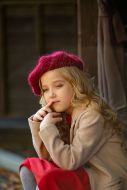 Sonbaharda yürüyüşe çıkan kırmızı bereli tatlı bir kız.