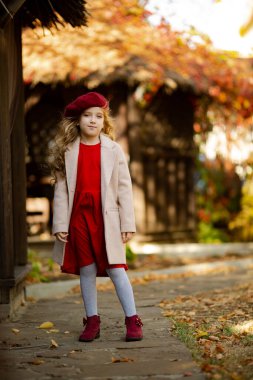 Sonbaharda yürüyüşe çıkan kırmızı bereli tatlı bir kız.