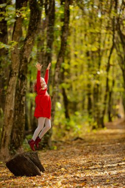 Sonbaharda yürüyüşe çıkan kırmızı bereli tatlı bir kız.