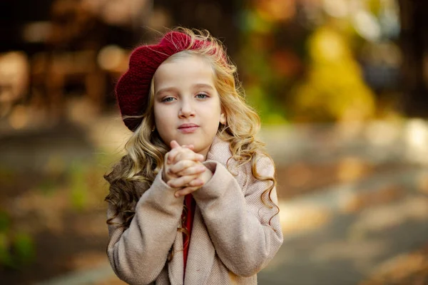 Cute Girl Red Beret Walk Fall — Stock Photo, Image