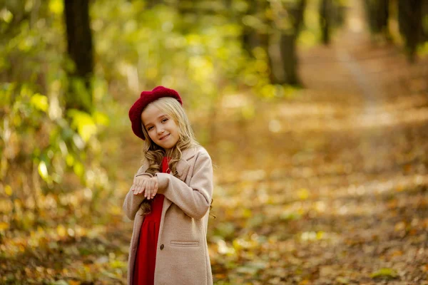 かわいいです女の子で赤ベレー帽で散歩で秋 — ストック写真