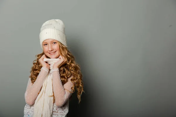 Mignonne Blonde Adolescent Fille Chapeau Blanc Sur Fond Gris — Photo