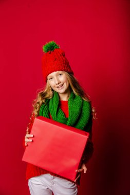 Kırmızı arka planda tatlı bir genç kız.