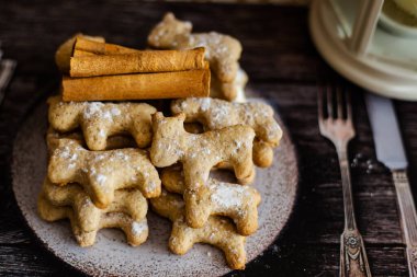 Yeni yılın zencefilli bisküvileri bir tabakta boğa şeklinde.