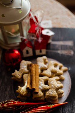 Yeni yılın zencefilli bisküvileri bir tabakta boğa şeklinde.