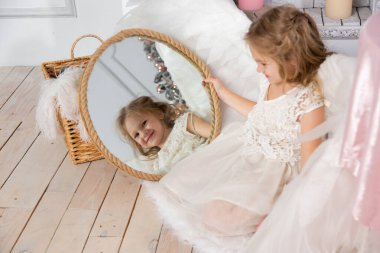 Stüdyoda kanatlı şirin bir kızın Noel çekimi.