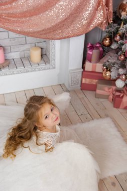 Stüdyoda kanatlı şirin bir kızın Noel çekimi.