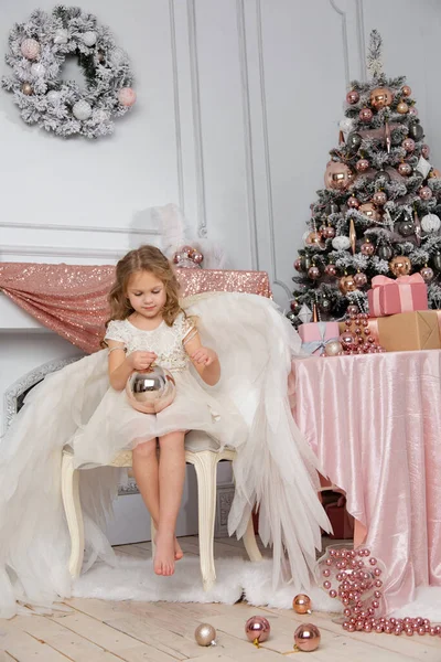 Navidad Rodaje Una Linda Niña Estudio Con Alas —  Fotos de Stock