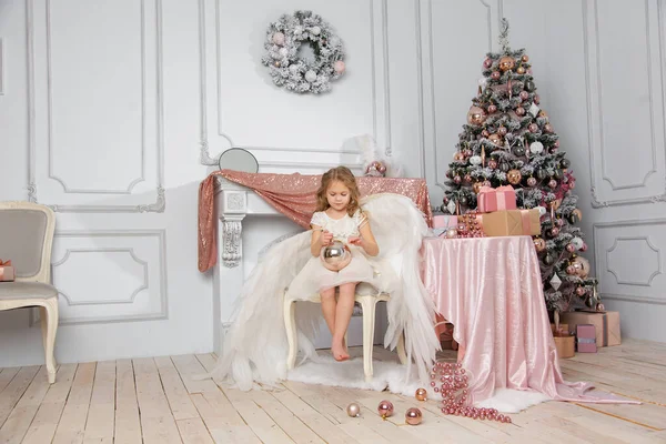 Navidad Rodaje Una Linda Niña Estudio Con Alas —  Fotos de Stock