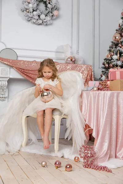 Navidad Rodaje Una Linda Niña Estudio Con Alas —  Fotos de Stock