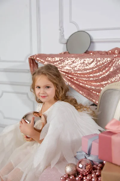 Karácsonyi Forgatás Egy Aranyos Kislány Stúdióban Szárnyakkal — Stock Fotó