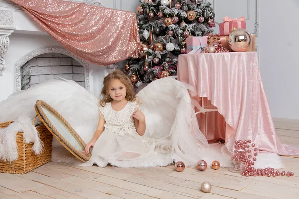 Boże Narodzenie Fotografowania Cute Little Girl Studio Skrzydłami — Zdjęcie stockowe