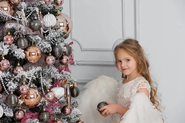 Natal Tiro Uma Menina Bonito Estúdio Com Asas — Fotografia de Stock