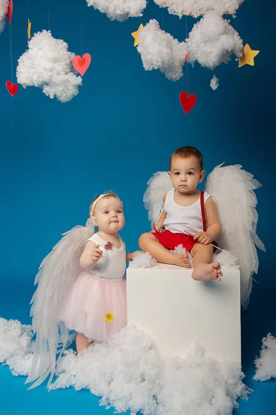 Duas Crianças Anjo Jovens Dia Dos Namorados — Fotografia de Stock