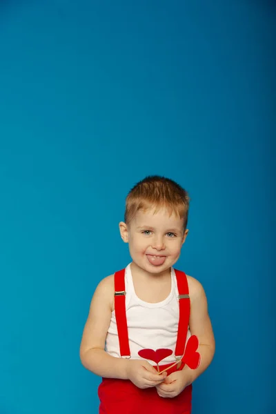 情人节那天 穿着红色吊袜带的可爱小男孩 — 图库照片