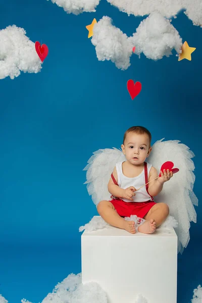 バレンタインデーのための翼を持つ小さなかわいい男の子 — ストック写真
